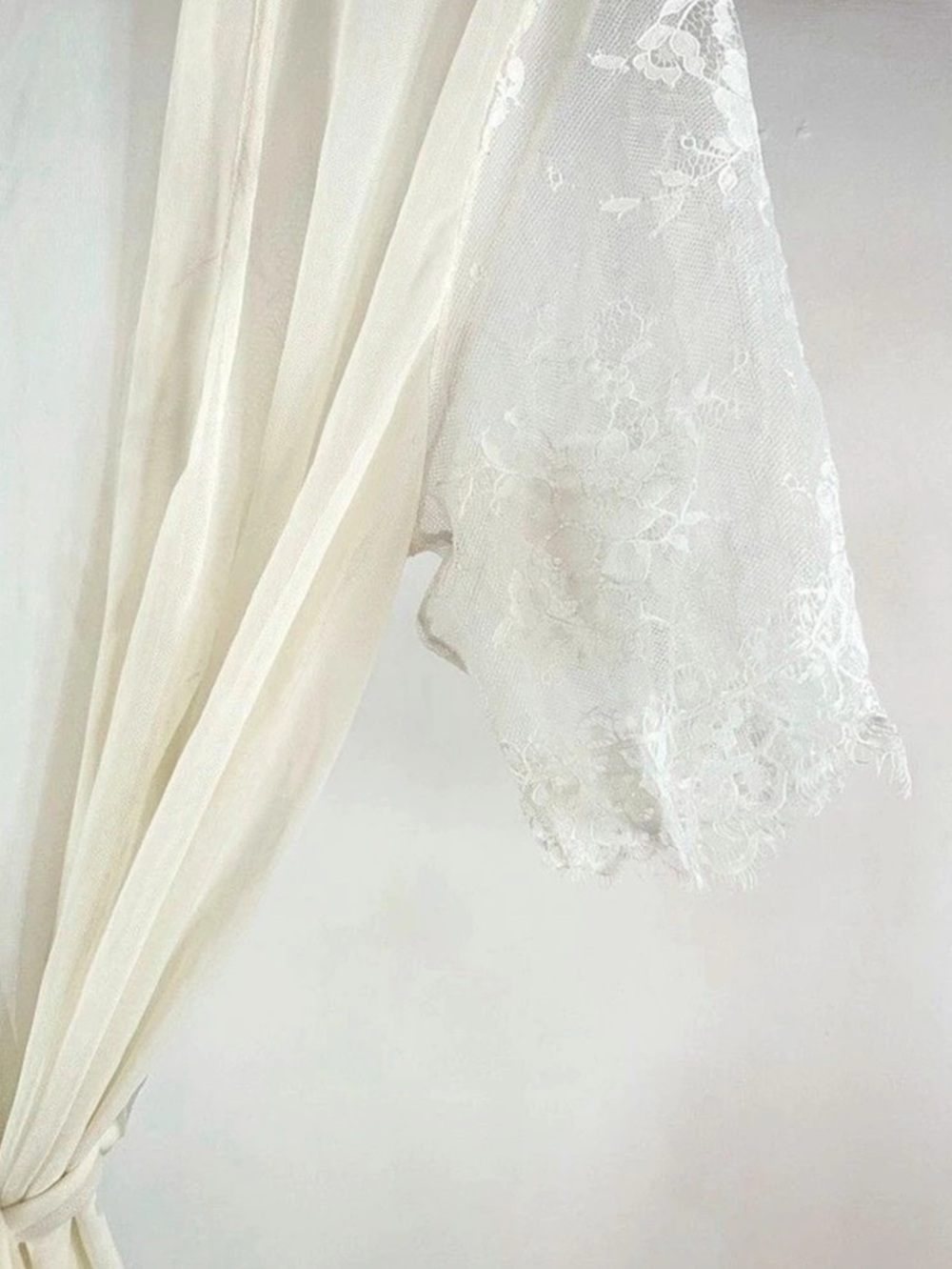 Vintage Lace Robe - Picture 3 of 4